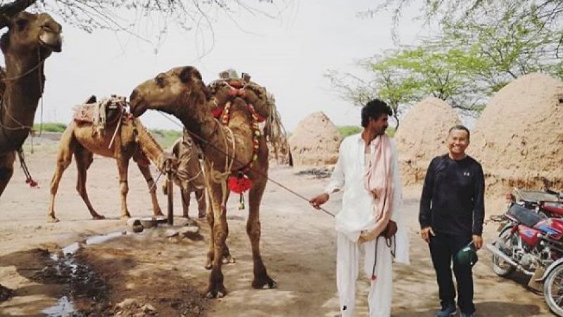 Dahlan Iskan berpose dekat unta di Lahore, Pakistan. (FOTO: DOK PRIBADI)