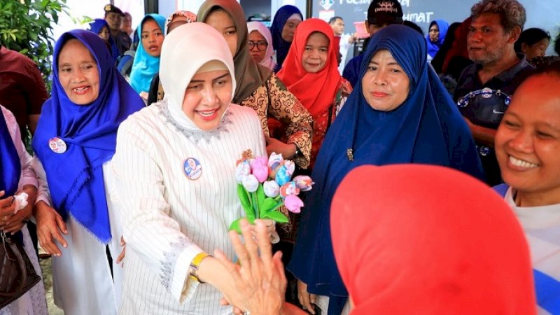 Indira Jusuf Ismail saat bersilaturahmi warga.