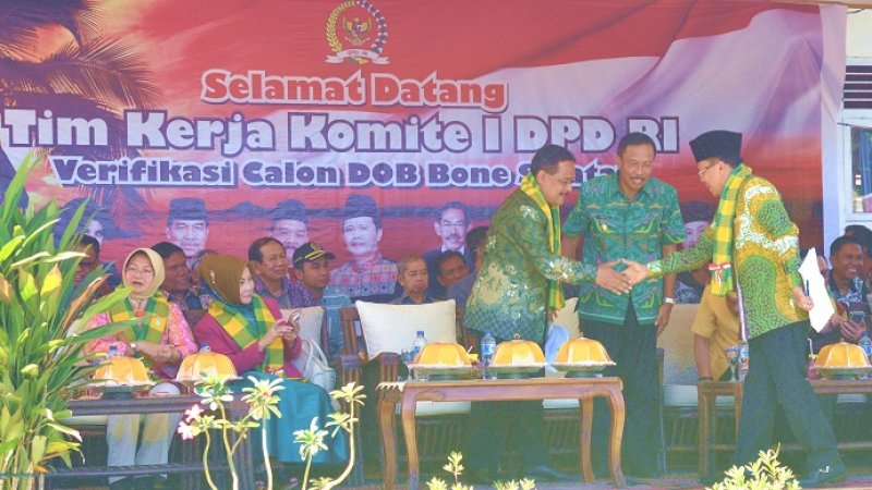 Senator RI asal Sulawesi Selatan AM Iqbal Parewangi memboyong 

Tim Kerja Komite I DPD RI untuk "Verifikasi Calon DOB Bone Selatan" ke Bone Selatan, 13 Februari 2016.