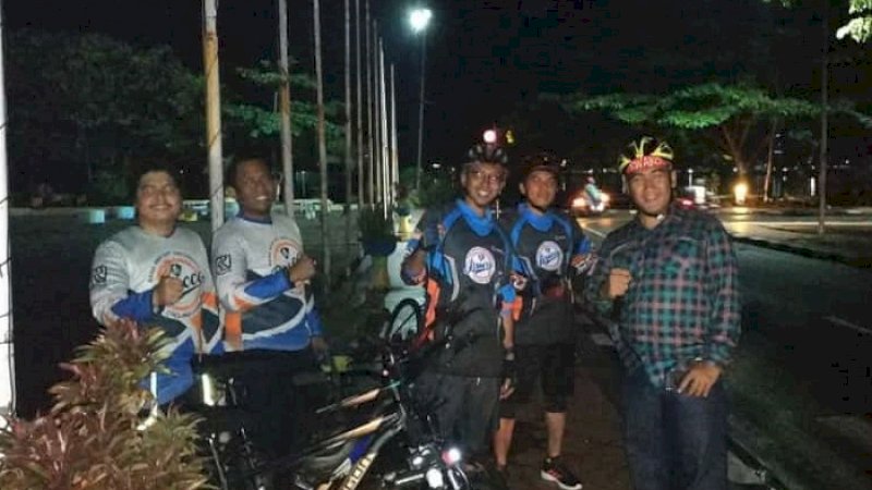 Puluhan komunitas sepeda di Bantaeng berpartisipasi dalam kampanye global Earth Hour di anjungan Pantai Seruni,  Sabtu malam (30/3/2019).