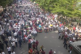 Jokowi, JK, dan Erick Thohir Kompak Naik Becak, NA Pilih Jalan Kaki