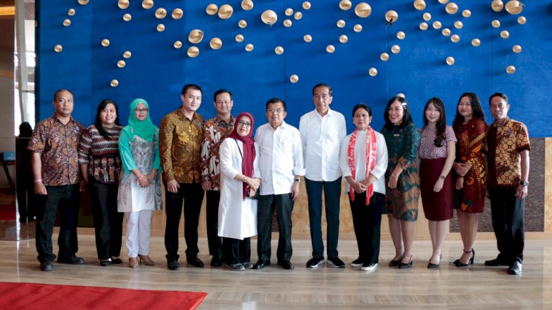 Presiden RI Joko Widodo dan Ibu Negara Iriana Jokowi Widodo bersama Wakil Presiden Jusuf Kalla dan Ibu Mufidah Jusuf Kalla berfoto bersama dengan Manajemen The Rinra Hotel Makassar di Loby Hotel, Minggu (31/4/2019) pagi tadi.
