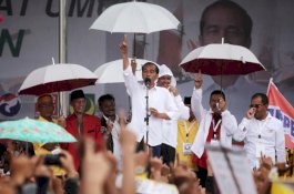 Berpayung Putih, Jokowi Disambut Teriakan Oppo'ki di Lapangan Karebosi