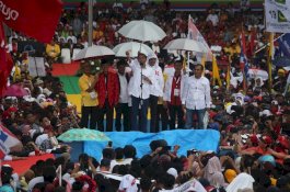 Orasi di Tengah Guyuran Hujan, Jokowi Dipayungi NA, JK Dipayungi SYL