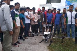 Canggih, Penyemprotan Hama Pertanian di Sidrap Gunakan Drone