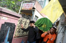 Anies Baswedan Ikut Usung Keranda Mayat Petugas Kebersihan, Tumpahkan Marah Lewat Facebook