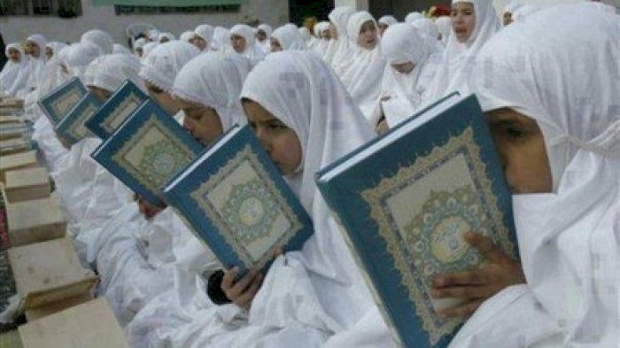 Mencium Alquran Setelah Membaca Bagaimana Hukumnya