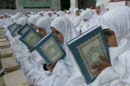 Mencium Alquran Setelah Membaca, Bagaimana Hukumnya?