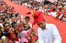 Video Inul Daratista Jatuh di Panggung Kampanye Jokowi