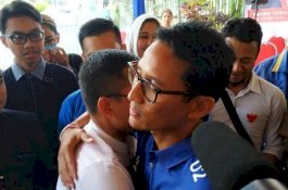 Bawa Kotak Surat, Pemuda Ini Menangis di Hadapan Sandiaga