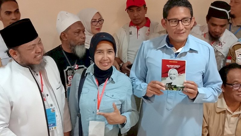 Calon wakil presiden nomor urut 02, Sandiaga Salahuddin Uno mendapat hadiah baju gamis dari pemilik Platinum Hotel, Kota Palopo, Senin (1/4/2019).
