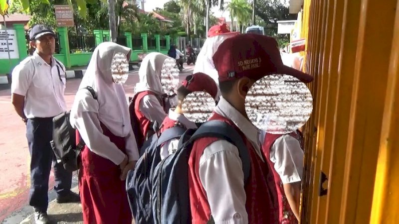 Puluhan pelajar di SD Negeri 3 Kota Parepare, Sulawesi Selatan yang terlambat upacara harus rela mengikuti upacara di luar pagar.