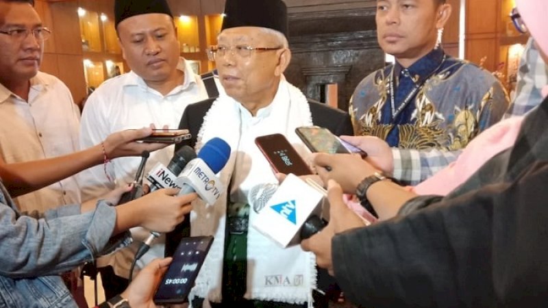 Ma'ruf Amin melayani wawancara wartawan sebelum bertolak menuju Madura, Senin (1/4/2019).