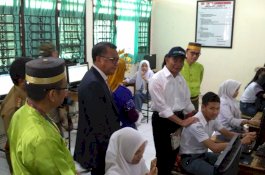 Inilah Siswa SMAN 1 Makassar Paling Beruntung, Dapat Pijatan dari Menteri saat UNBK