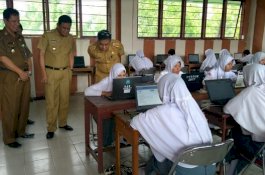 Bupati Barru Pantau UNBK, Lalu Teleconference dengan Menteri Pendidikan