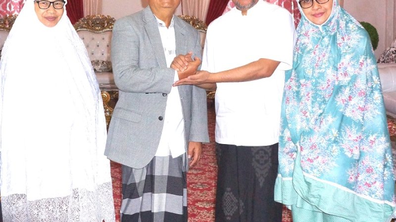 Bupati Enrekang Muslimin Bando dan istri menerima senator asal Sulsel, AM Iqbal Parewangi dan istri baru-baru ini.