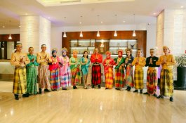 Tak Mau Ketinggalan, Karyawan Hotel Four Points by Sheraton Ikut Pakai Baju Bodo