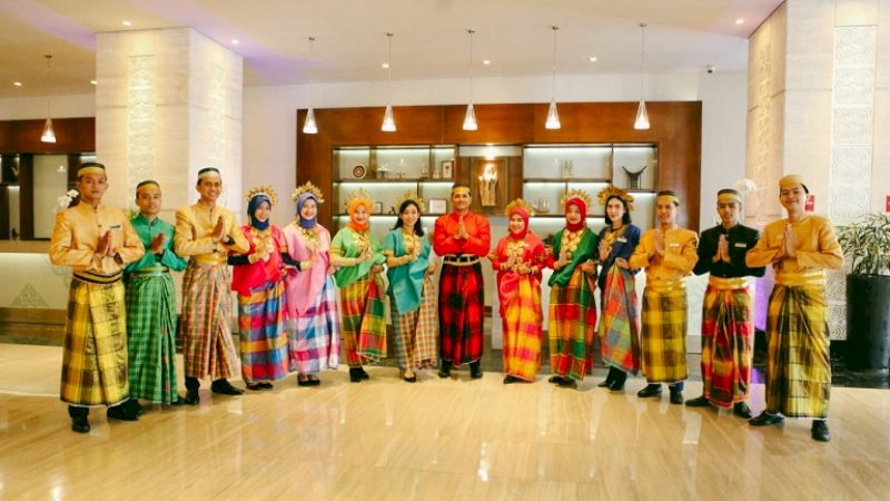 Karyawan Hotel Four Points by Sheraton Ikut Pakai Baju Bodo