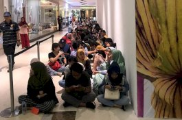 Penggemar Mengular Antre Beli Tiket Konser Westlife