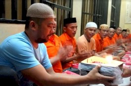 Serahkan Kue Ultah ke Kapolres Gowa, Mata Wahyu Jayadi Berair