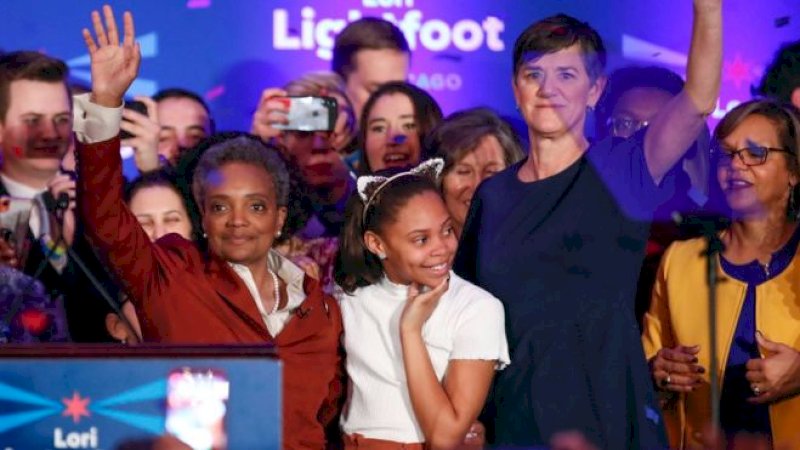 Lori Lightfoot (kiri) merayakan kemenangannya bersama pasangannya dan putrinya, dan pendukungnya.