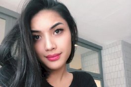 Pose Two Piece Millendaru Bikin Hotman Penasaran, Warganet: Kayak Ada yang Ngeganjel