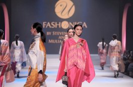 Desainer Dunia Steven Tach Padukan Sutra Makassar dan Jepang