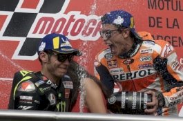 Marquez Buka Kemungkinan Satu Tim dengan Rossi