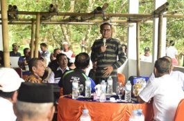 Petik Rambutan Sambil Bernyanyi, Nurdin Abdullah Didatangi Tokoh Masyarakat Bantaeng