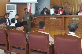 Usai Tatap Ratna Agak Lama, Amien Senyum Lalu Beri Hormat