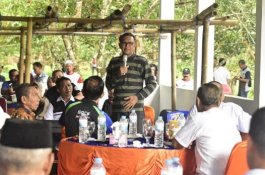 Santai di Kebun Durian, Nurdin Abdullah Nostalgia dengan Tokoh Masyarakat Bantaeng