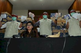 KPK Buka Kardus ke-4 'Serangan Fajar' Bowo, Ada Duit Rp300 Juta