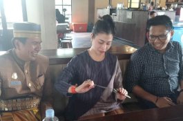 Dihadiahi Badik, Thita Didoakan Jadi Simbol Perjuangan Perempuan