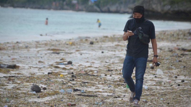 Wisatawan Pantai Bira Terganggu Bau Busuk Ikan yang Mati Misterius