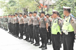 Massa Demokrat Datangi KPU dan Bawaslu Sidrap, Polisi Kerahkan Ratusan Personel