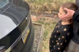 Ekstrem, Papa Gokil Cabut Gigi Anaknya dengan Tarikan Mobil