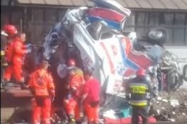 Video Detik-detik Mengerikan, Kereta Api Berkecepatan Tinggi Tabrak Ambulans