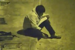 Ibu Tak Mampu Beli Listrik, Bocah Ini Kerjakan PR di Bawah Lampu Jalan