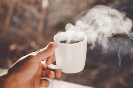 Ini Bahaya Kebiasaan Minum Kopi Sambil Merokok