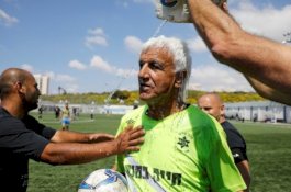 Pria 73 Tahun Pecahkan Rekor Pemain Sepak Bola Tertua di Dunia