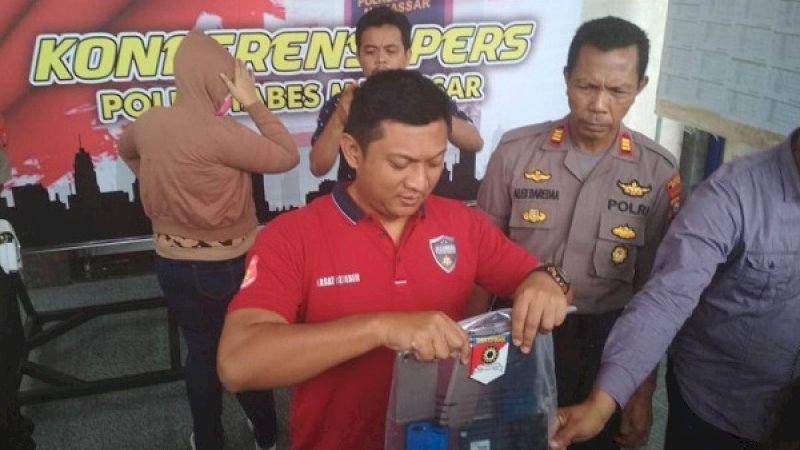 Kasat Reskrim Polrestabes Makassar, AKBP Indratmoko, saat konferensi pers penangkapan seorang muncikari prostitusi online di Makassar, Sabtu (6/4/2019).