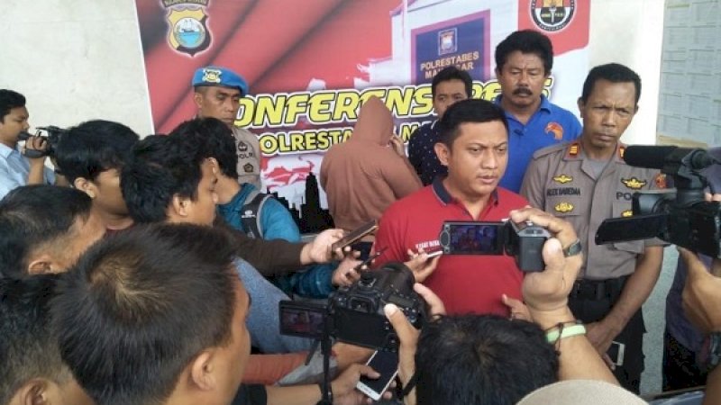 Kasat Reskrim Polrestabes Makassar, AKBP Indratmoko (baju merah), melayani pertanyaan wartawan dalam konferensi pers penangkapan muncikari prostitusi online di Mapolrestabes Makassar, Sabtu (6/4/2019).