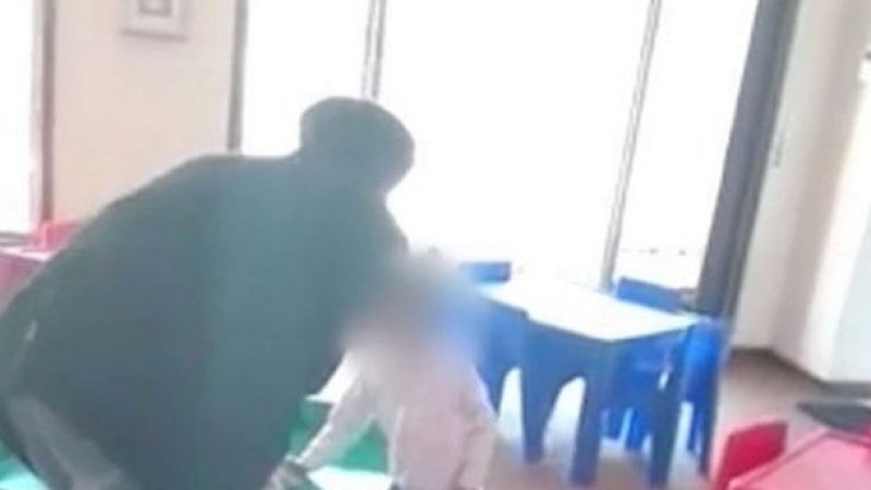 "Mengapa Kamu Muntah?" Perawat Ini Tampar dan Injak Kepala Balita