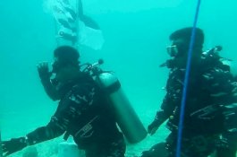 Uniknya Upacara Lantamal VI Makassar di Dasar Laut Pulau Samalona