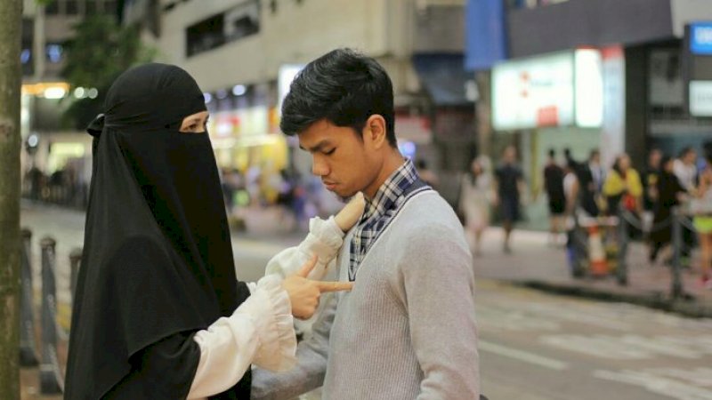 Muzammil Hasballah (kanan) bersama istri.