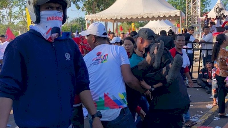Suasana evakuasi peserta kampanye Jokowi yang pingsan di lapangan Temenggung, Batam, Sabtu (6/4/2019). (FOTO: DETIKCOM)