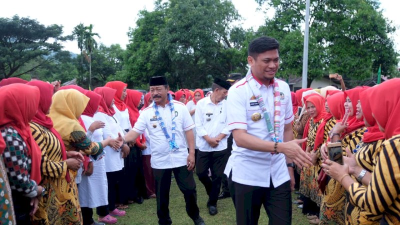 Kunker Bersama Kepala SKPD, Adnan-Kio Dapat Sambutan Hangat Warga di Parangloe