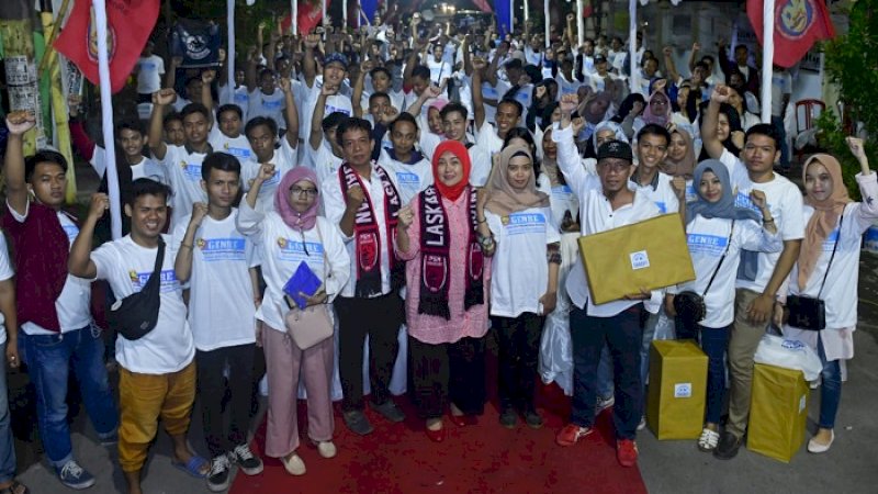 Ratusan suporter PSM Makassar yang tergabung dalam Laskar Ayam Jantan (LAJ) dipimpin Daeng Uki bertemu anggota DPR RI, Aliyah Mustika Ilham. Pertemuan berlangsung di Jalan Beruang Kota Makassar, Sabtu malam (6/4/2019).
