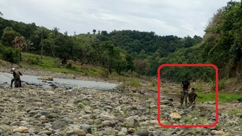 Anggota TNI salat di pinggir sungai saat mengawal peserta jelajah alam Butta Turatea, Sabtu (6/4/2019).