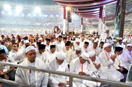 Video: Diawali Salat Tahajud Bersejarah, Massa Prabowo-Sandiaga Penuhi SUGBK